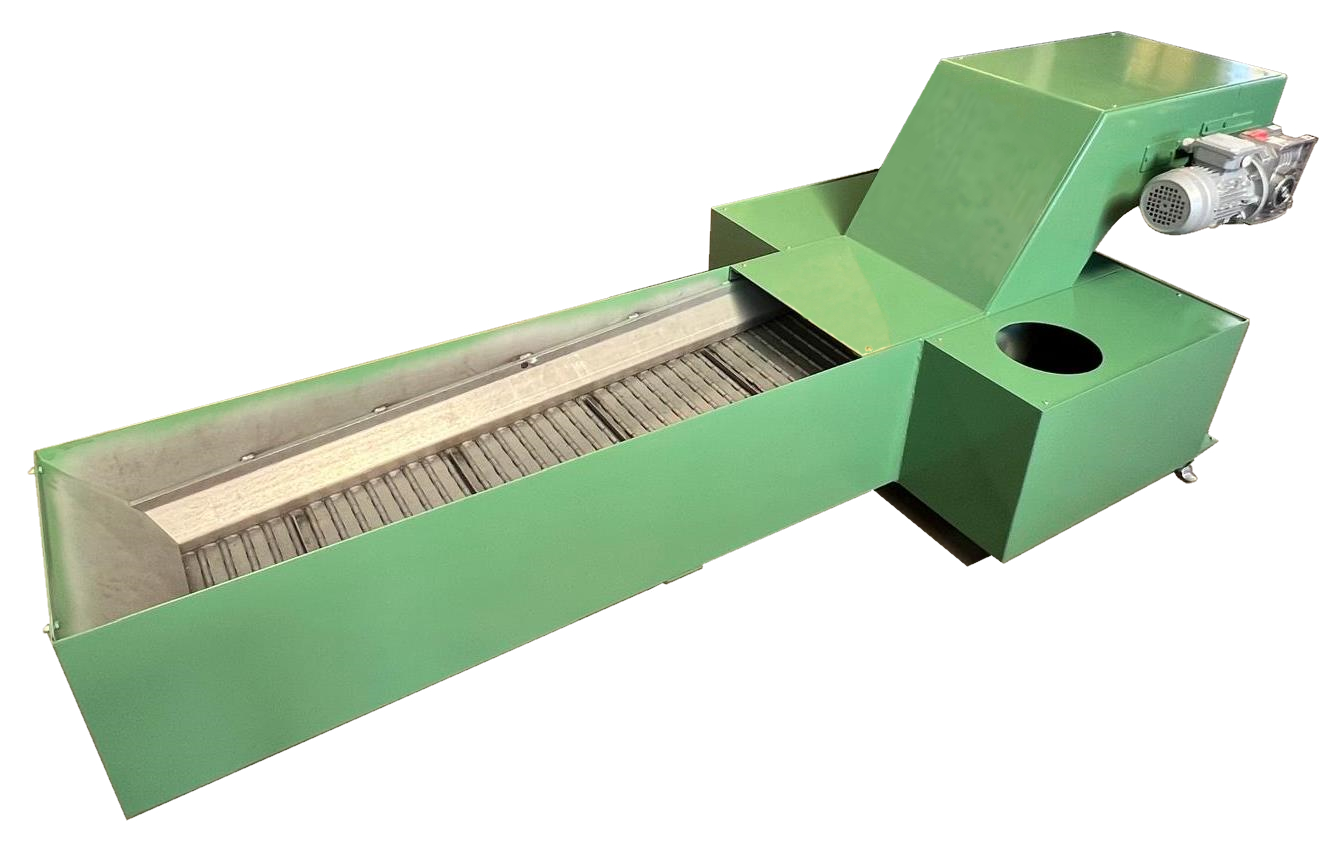 Hinged metal belt chip conveyor with tank